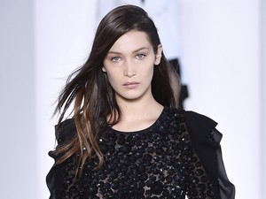 Hatalmasat esett a sztármodell a kifutón, de zseniálisan reagálta le