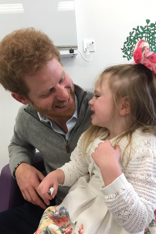 Harry herceg szíve tényleg a helyén van: súlyos betegségben szenvedő testvérpárral játszott a herceg