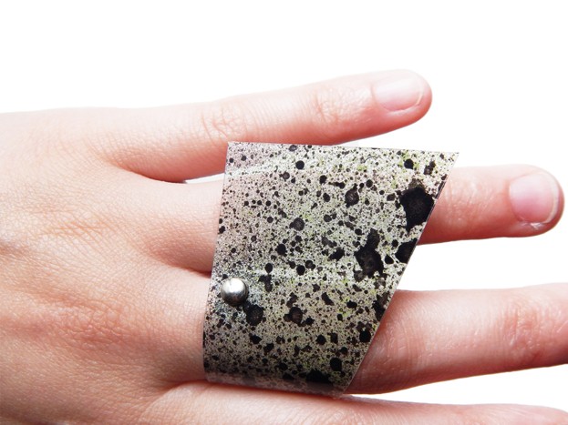 Műanyag és fém a Tillu design ékszereiben - viseld te is Kalmár Eszter alkotásait!