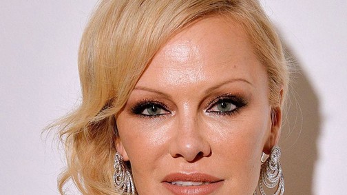 Azta: Pamela Anderson 51 évesen mindenkit lepipált a vörös szőnyegen