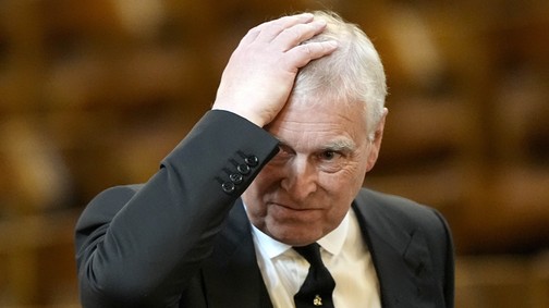 Szabadulása óta először kapták lencsevégre András volt herceget, ilyen állapotban van most Károly király kegyvesztett öccse 