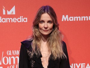 Mihalik Enikő köldökig érő dekoltázzsal perzselte fel a vörös szőnyeget