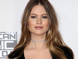 Behati Prinsloo két hónappal a szülés után először a vörös szőnyegen