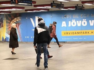 A bűnözőktől kezdve a piacozó bácsiig mindenki ezt a KABÁTOT hordja most Budapesten