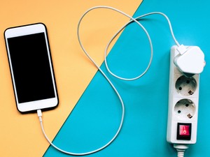 Sokan éjszaka töltik a telefonjukat, pedig érdemes figyelni erre az egy dologra