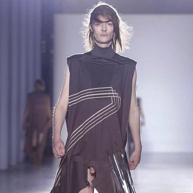 A trend, ami biztos nem fut be: Rick Owens péniszvillantós ruhái