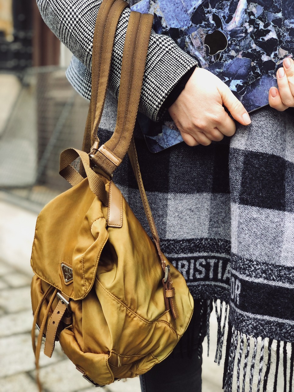 Cselényi Eszter ma bevetette a kockás mintát!