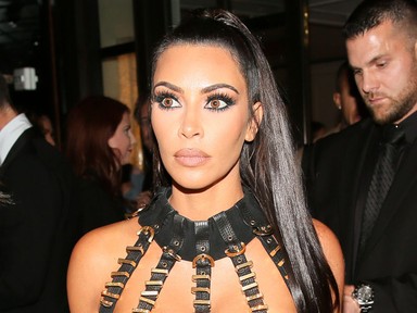 Húúú, Kim Kardashian szexrabszolga ruhában, és rettenetes plasztikcipőben partizott