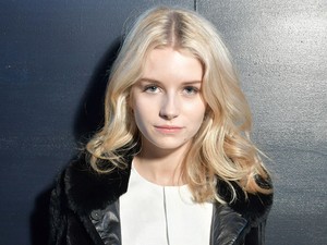 Mell alatti tetoválást villantott Kate Moss húga