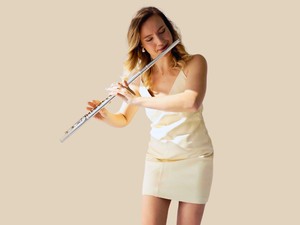 „A szereplés intim szituáció, olyan mint, amikor egy pszichológusnál magunkról beszélünk, csak itt sokan hallgatnak közben” - interjú Ács Dominika fuvolaművésszel