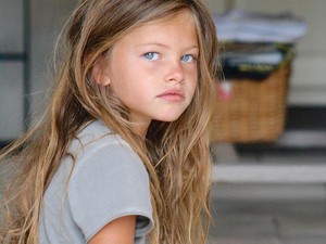 Emlékszel erre a gyönyörű kislányra? Így néz ki most!