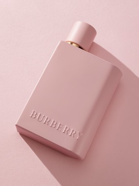 A végtelen égbolt szabadsága és a londoni cseresznyevirágzás pezsgése ihlette a Her Parfum merész, mégis kifinomult világát, amelyben a lágy cseresznyés jegyek elegáns gourmand karakterrel találkoznak. Ez a komplex illat a meleg ámbra mélységén keresztül bontakozik ki, majd a selymes vanília ölelésében teljesedik ki, a tavaszi ébredés tiszta örömét és magabiztosságát idézve. - Her Parfum BURBERRY 37 990 Ft/30 ml 