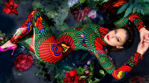 Kulcsár Edina matyó mintában pózol a Sugarbirdnek