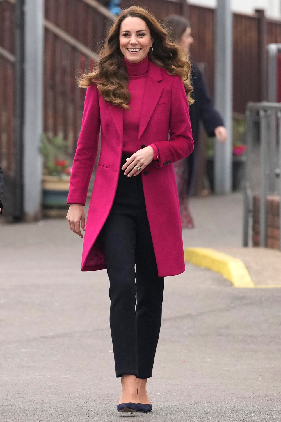 Kate Middleton magenta kabátját legszívesebben letépnénk róla és elfutnánk vele a naplementébe