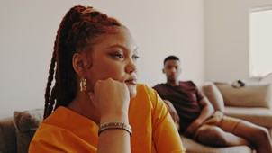 Mi történik, amikor a kapcsolatot nem óriási hibák, hanem apró elhallgatások kezdik ki?