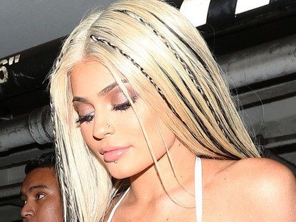 Napi cuki: Kylie Jenner ugyanazt a halloweeni jelmezt viseli mint kisbabája