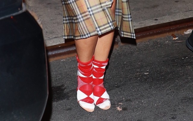 Rihanna zokni szandál kombója