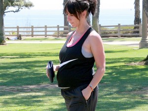 Jennifer Love Hewitt várandósan is eljár edzeni