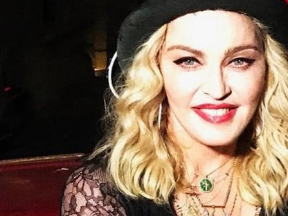Madonna felismerhetetlen ebben a kendőben... mintha saját maga nagymamája lenne! 
