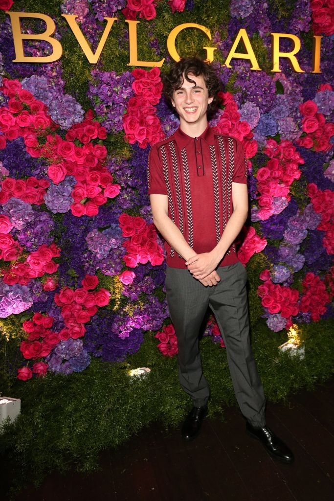 A Bulgari Pre-Oscars party-jára már egy kissé merészebb összeállításban: szürke nadrágban és bordó, galléros pólóban érkezett. (2017)