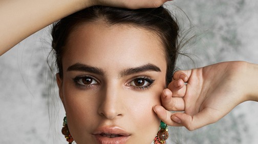 Nemcsak meztelenül, ruhában is ellenállhatatlan Emily