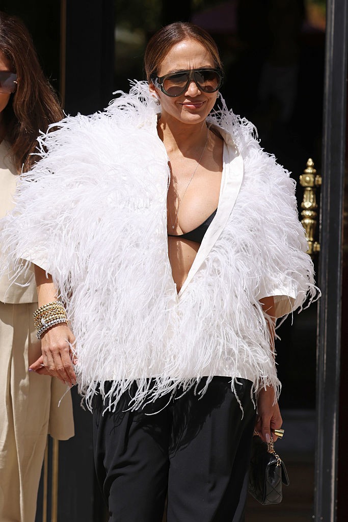 Jennifer Lopez egy hatalmas tollas blézerben és egy falatnyi melltartóban hódította meg Párizst
