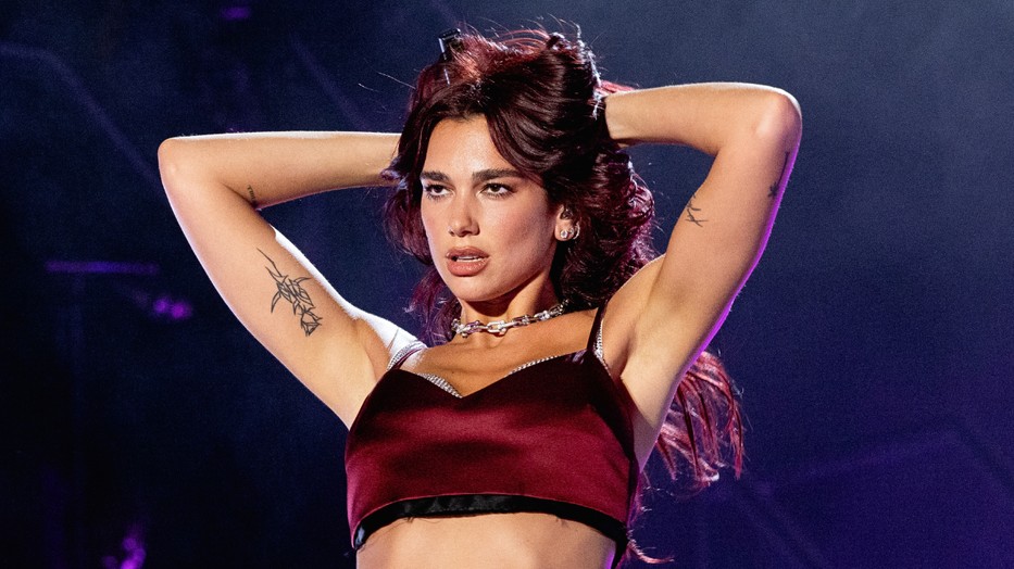 Dua Lipa egy nagyon szexi fellépőruhát választott legutóbbi koncertjére