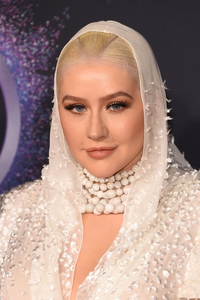 Bár a frizurából csak az elválasztást látjuk, de már az is eléggé izgalmas. Christina Aguilera kapucnija igazán különleges volt.