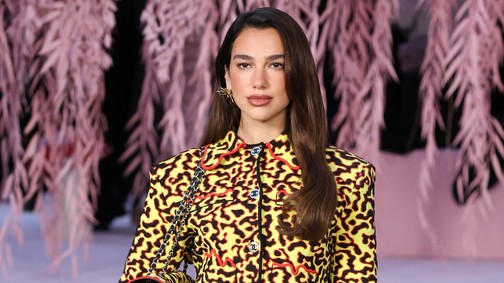 Dua Lipa pucérruhájából csak úgy üvölt a meztelenség, hatalmas dekoltázst villantott a Brit Awards színpadán