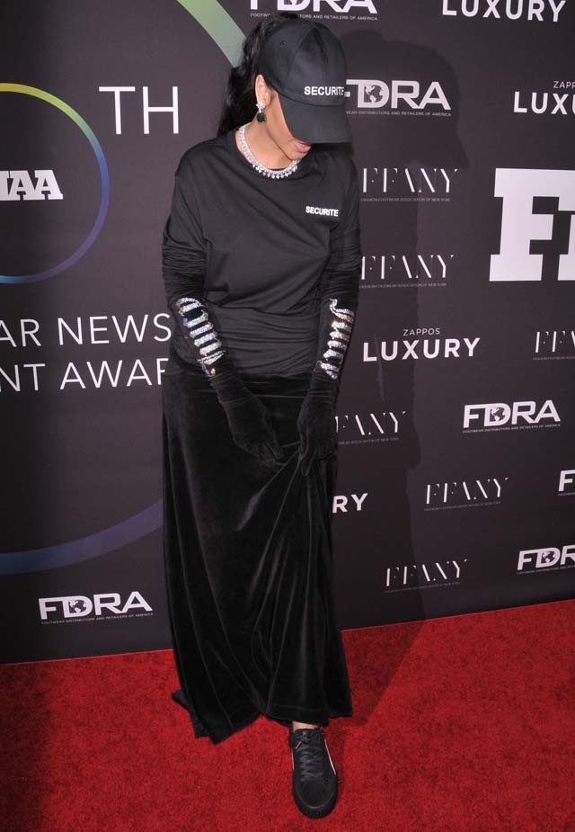 Rihanna melltartó nélkül Puma díjátadó