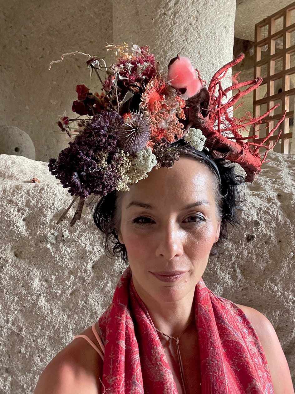 Rácz Anikó, a Hannabi alapítója a noszvaji barlanglakások zegzugos, izgalmas tereiben mutatta be az egyedi bútorait a Kő virága c. sorozatban