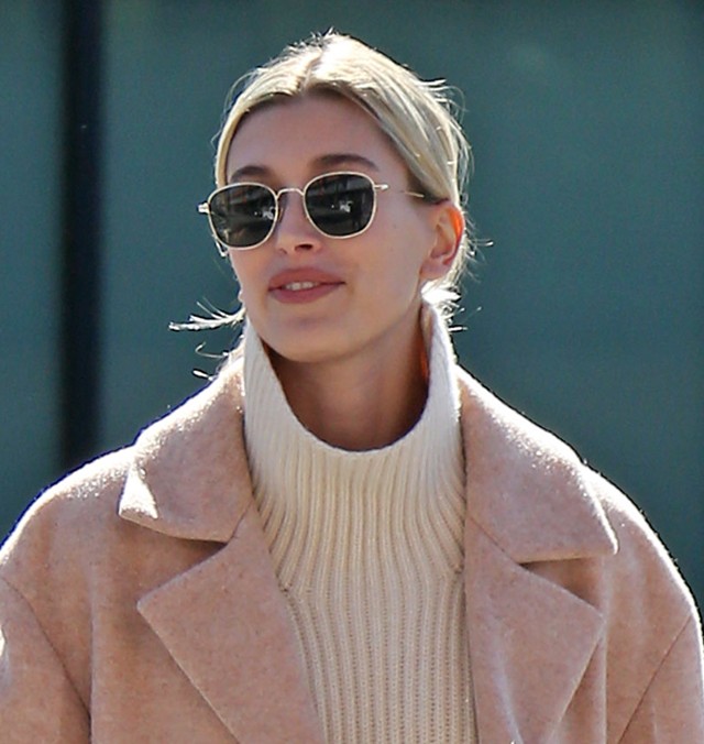 Meglátod Hailey Bieber szettjét, és te is kedvet kapsz ahhoz, hogy melegítőben járj az utcán