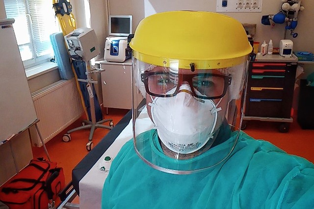 Egészségügyi dolgozóknak ajánlja fel eddigi teljes idei szemüvegkeret termelését a Tipton