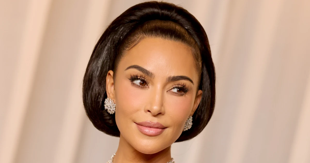 Kim Kardashian új hajszínére nincsenek szavak, egy az egyben lekoppintotta 13 éves lánya stílusát