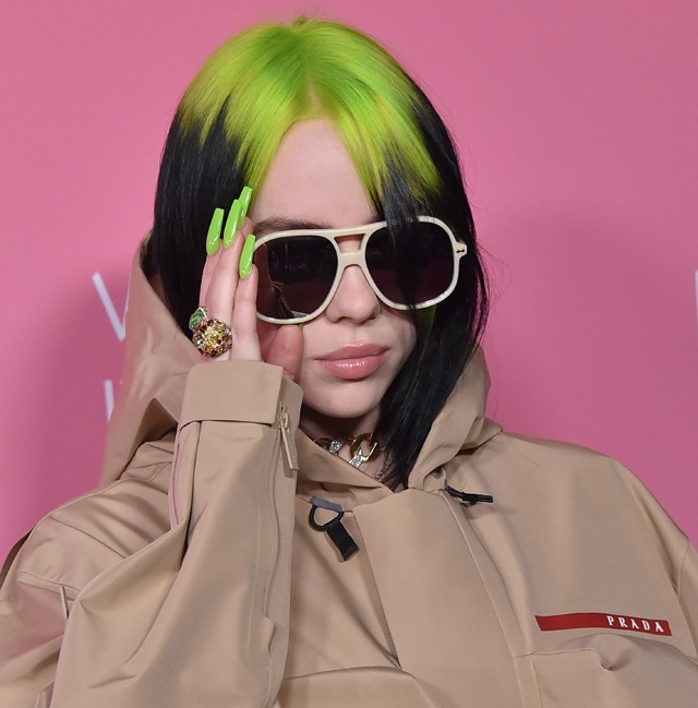 Billie Eilish kabátján akkora zsebek vannak, mint a feje kétszer