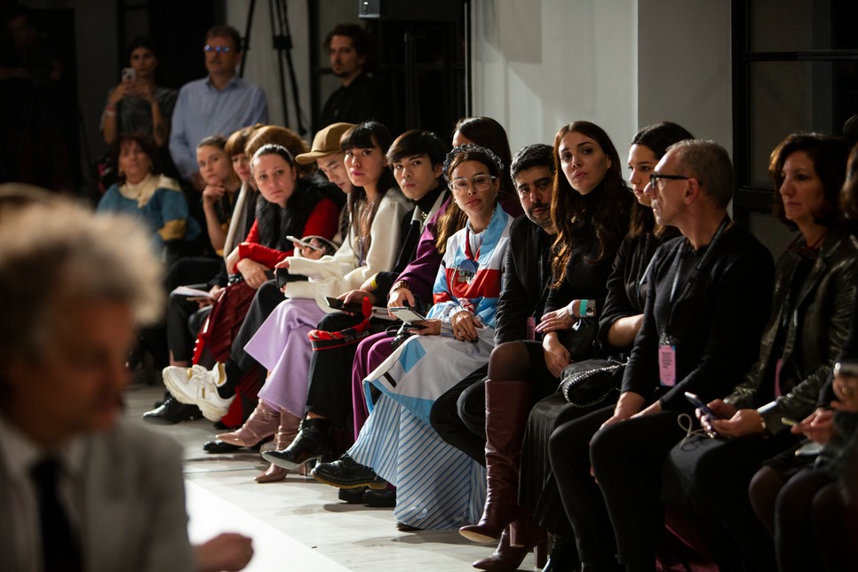 Jegyet vásárolva személyesen is lehet követni a divatbemutatókat, de online, az élő közvetítésen is