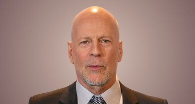 Bruce Willis friss fotói összetörik a szívedet, a gondozója mellett látható a színész