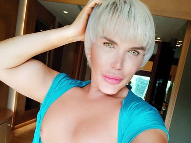 Kivetette bordáit az élő Ken, majd hazavitte őket! Most pedig a hegeket mutogatja!