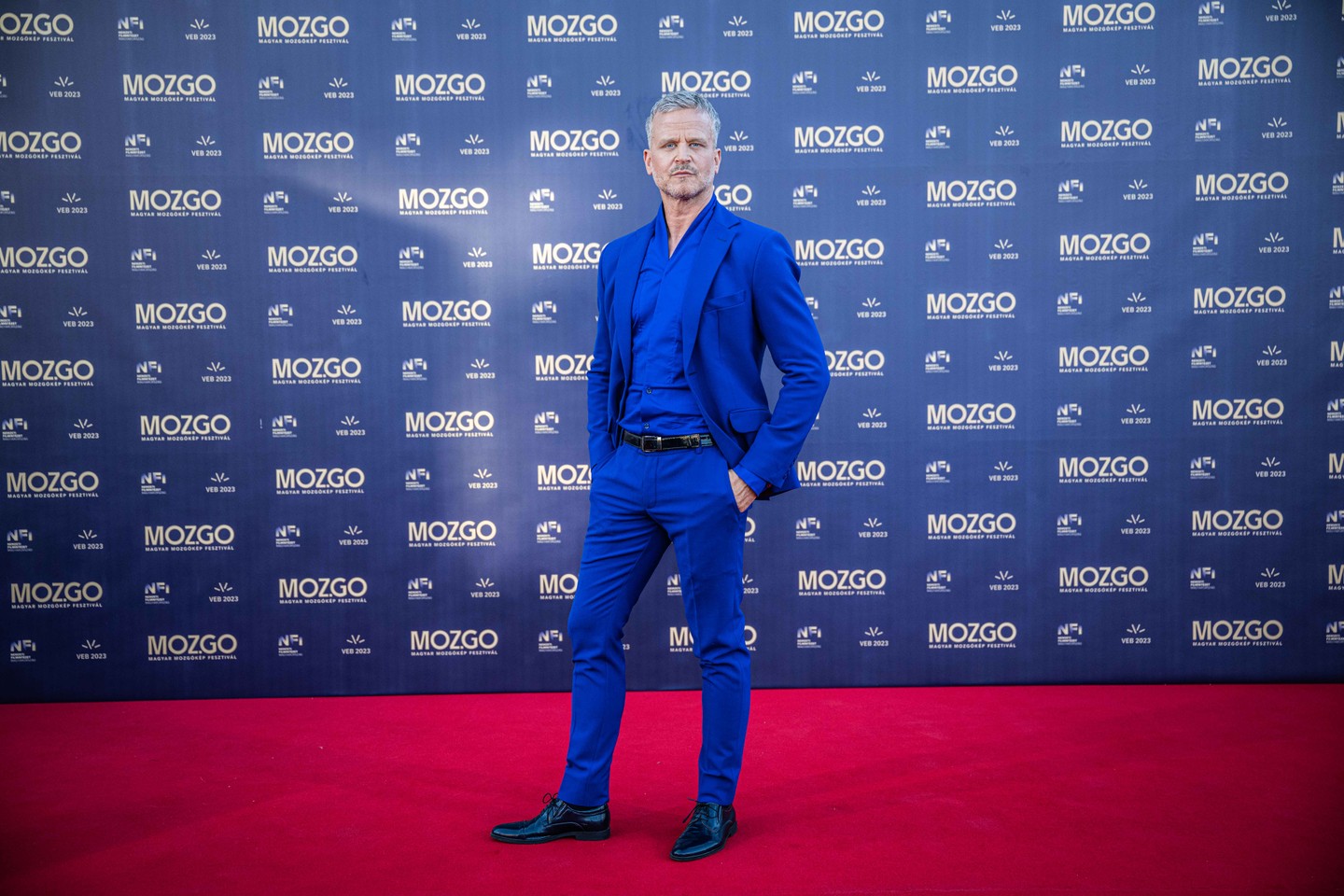 Haumann Máté műsorvezető már az Oppenheimer londoni premierjén is egy bordó Róbert Maar szmokingot viselt, ezúttal egy királykék szettre esett a választása