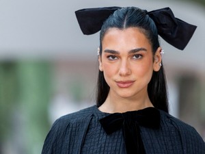 Mára ki is kapcsolhatod a fűtést: Dua Lipa bikinis nyaralós fotói olyan forrók, hogy rögtön felmelegszel tőlük