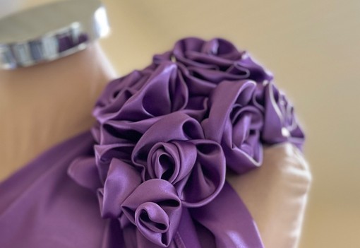 „Elmeséli, hogy már ő sem látja saját magában a nőt, és te csak nyeled a könnyeidet” - Halász Éva divattervező kerekesszékes lányoknak tervezett meseszép ruhákat