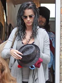 Katy Perry kissé kócosan hagyta el Russell házát.