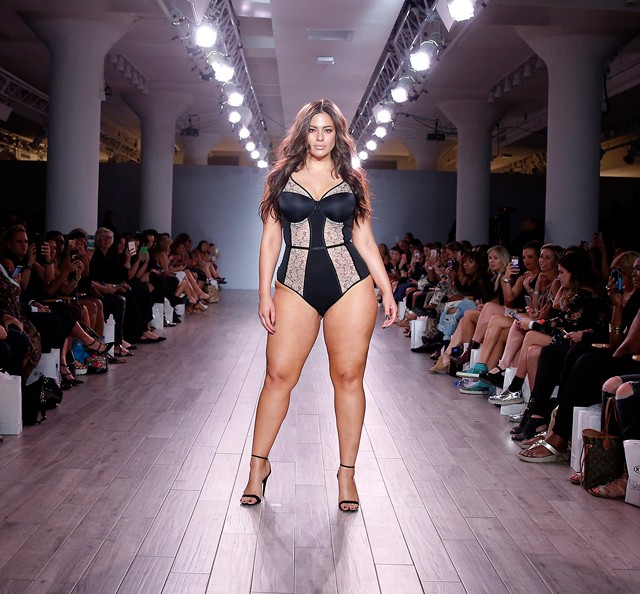 Az eddigi legszebb fotósorozat Ashley Grahamről, STRIÁKKAL, mert így az igazi