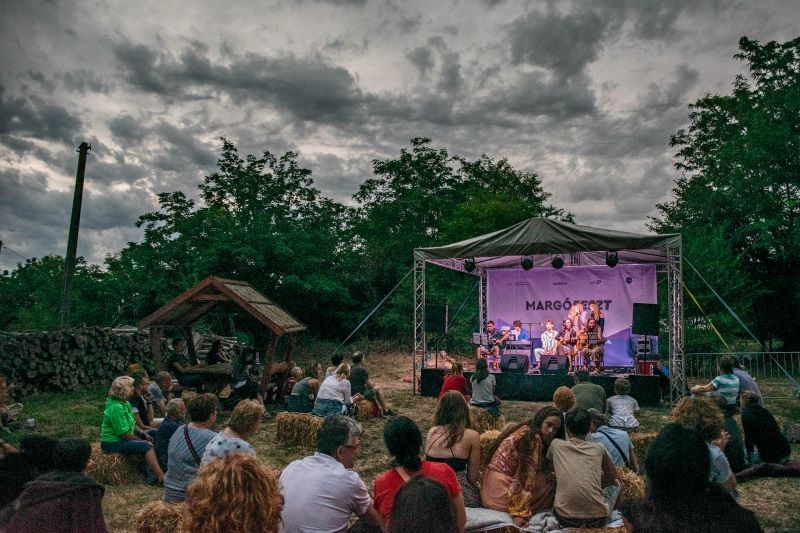 Irodalom a kertben, koncertek a dombon - egy hét múlva Margófeszt