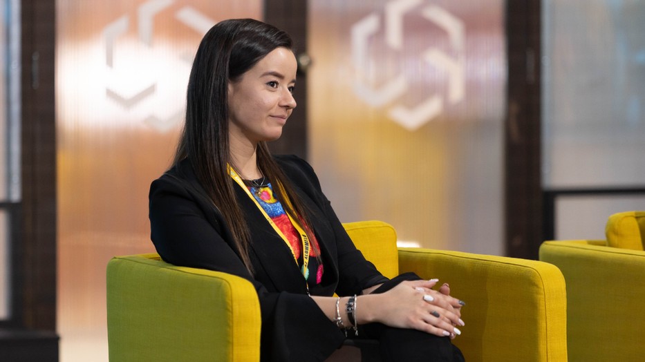 Az Álommeló televíziós műsorban Balogh Levente elnöki asszisztenst keresett, mely pozíciót Kása Eszter nyerte el