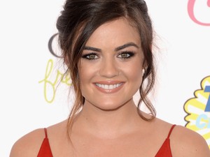 Te jó ég! Lucy Hale hajszíne beazonosíthatatlan, de olyan menő, hogy mi is ilyet akarunk!