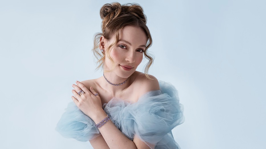 Hannah Dodd a Pandora x Bridgerton „A szerelem szabályai” kollekció darabjaiban – lilaakác árnyalatú ékszerek, gyöngyös részletek és modern Regency-hangulat Fotó: Tim Walker