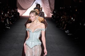 Violet Bridgerton hasonló stílusú fűzőt viselt, amikor "teázni" hívta Lord Andersont, a képen a Jean Paul Gaultier 2025 tavasz/nyári kollekciója