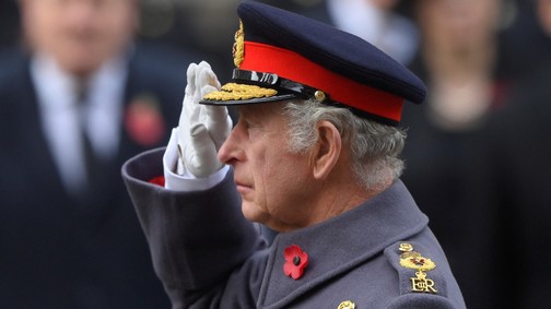 Észreveszel valami furcsát Károly király ruháján?