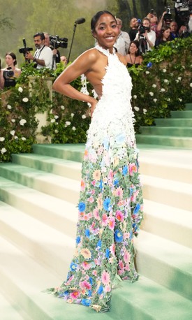 Ayo Edebiri Loewe ruhája a lehető legfrissebb módja a kert témának. Kézzel festett, kézzel hímzett virágos guipure (vastag, nagymintás) csipkéből készült a kreáció, és 3D-s rátétes virágokkal díszítették.